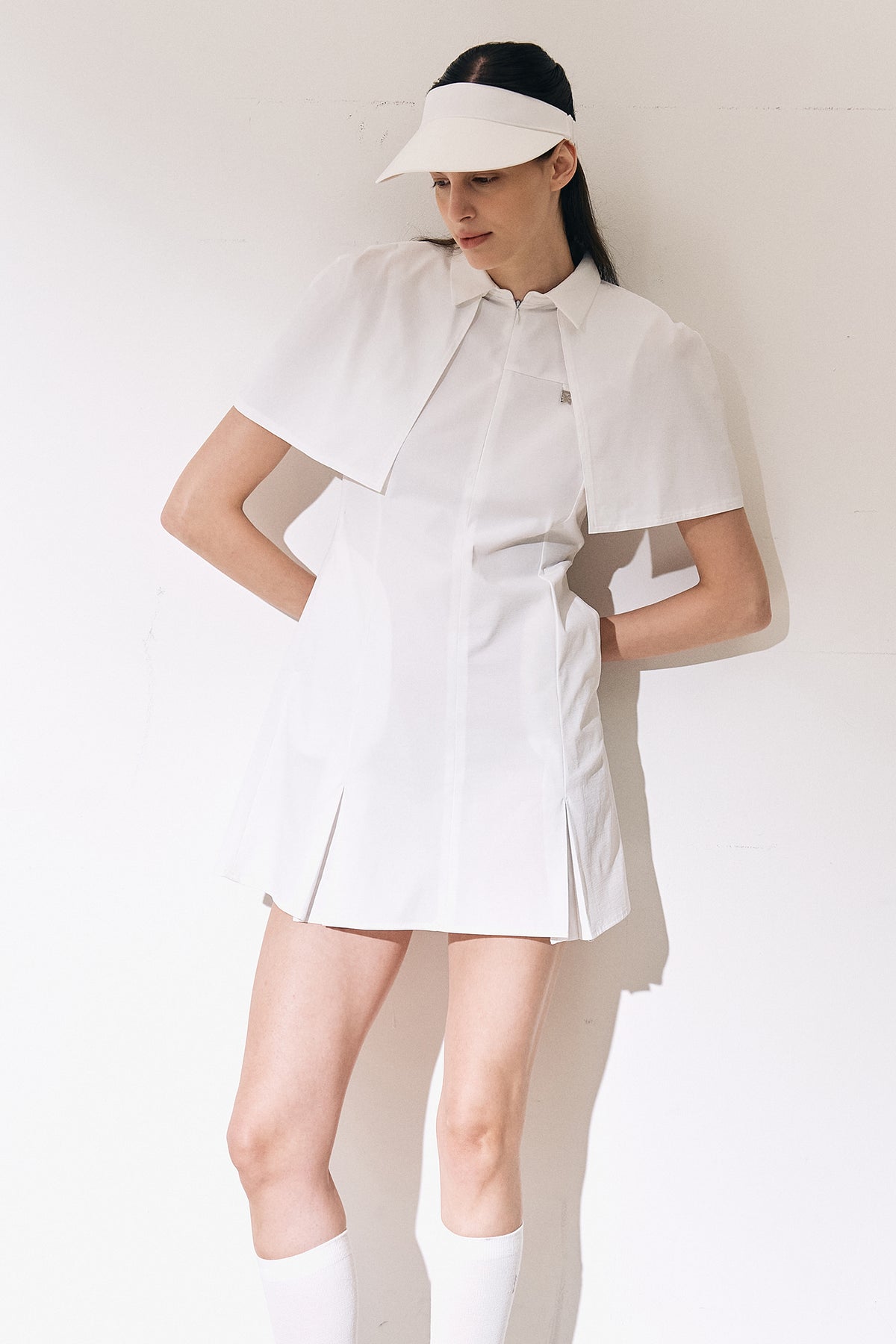 着脱ケープ付き　スリーブレス ワンピース（ホワイト）